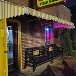 Gus's World Famous Fried Chicken - Front entrance