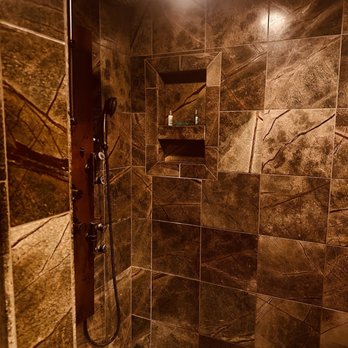 Sunset Inn & Suites - Absolutely stunning shower! - Hotels Near Me - Clinton, Illinois