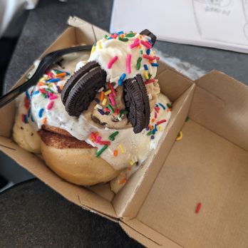 Cinnaholic - Funfetti with oreos - Bakeries Near Me - Spring, Texas