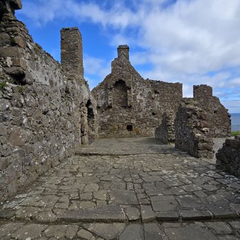Dunluce Castle - Look at this stonework tho ... - Castles Near Me - Bushmills, MYL Dunluce Castle - Look at this stonework tho ... - Castles Near Me - Bushmills, MYL