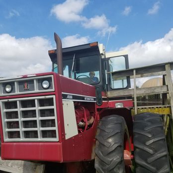 Barnyard Kingdom - Tractor drive - Petting Zoos Near Me - Lancaster, Pennsylvania