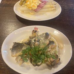 De weekspecial (asperges met ham) en zeebaars.