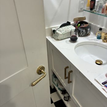 The Vendue Hotel - Door almost touches the vanity for a 6' 240 pound male this bathroom was very hard to maneuver in - Hotels Near Me - Charleston, South Carolina The Vendue Hotel - Door almost touches the vanity for a 6' 240 pound male this bathroom was very hard to maneuver in - Hotels Near Me - Charleston, South Carolina