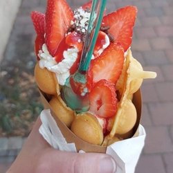OGGI - Bubble Waffel mit Erdbeeren