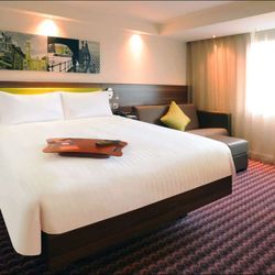 Hampton by Hilton Birmingham Broad Street - Guest room