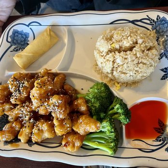 Thai Basil Denver - Sesame Chicken Lunch with fried rice, egg roll & choice of either hot & sour or egg drop soups. - Thai Near Me - Denver, Colorado Thai Basil Denver - Sesame Chicken Lunch with fried rice, egg roll & choice of either hot & sour or egg drop soups. - Thai Near Me - Denver, Colorado
