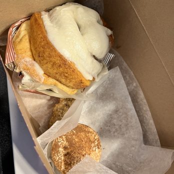 Kelsey Elizabeth Cakes - Cinnamon roll, tiramisu macaroon - Bakeries Near Me - Rocky River, Ohio Kelsey Elizabeth Cakes - Cinnamon roll, tiramisu macaroon - Bakeries Near Me - Rocky River, Ohio