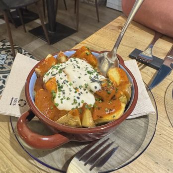 Miño - Patatas bravas - Seafood Near Me - Barcelona, B Miño - Patatas bravas - Seafood Near Me - Barcelona, B
