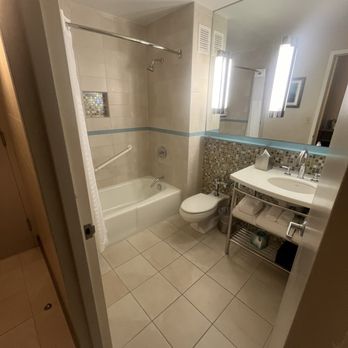 Hyatt Regency Baltimore Inner Harbor - Outdated toilet - Hotels Near Me - Baltimore, Maryland