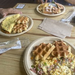 Este lugar está espectacular. Los desayunos abundantes, calientes y rápidos Este lugar está espectacular. Los desayunos abundantes, calientes y rápidos