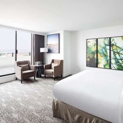 DoubleTree by Hilton Hotel & Suites Victoria - Guest room