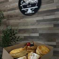 Sweet Tooth - Best Bakery 10/10 ! Customer service is amazing alway kind and greeting ! So much flavor to there bread and drink .