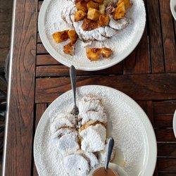 Pim's Poffertjes en Pannekoekenhuis - Poffertje mit Schoki und Poffertje mit Apfel/Zimt