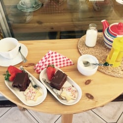 Tilbury Lodge Private Hotel - A spot of tea to welcome us. Awesome homemade chocolate cake!