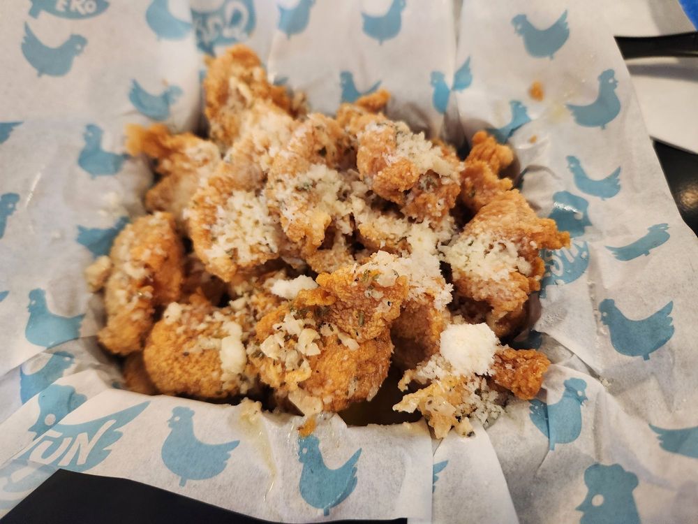 Nina's Wing Bites & Pizza Logo