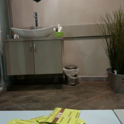 Yes Food - Lavandino all'entrata del negozio