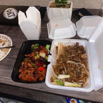 D Cuisine - General Tso's Chicken Beef Chow Fun - Dim Sum Near Me - Chicago, Illinois