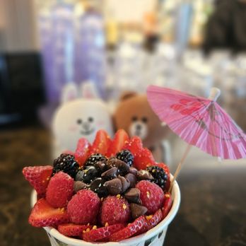 Secret Spot Honolulu - Berry Açai bowl - blackberries, strawberries, blueberries, raspberries, chocolate chips, bee pollen, granola, and honey - Bars Near Me - Honolulu, Hawaii Secret Spot Honolulu - Berry Açai bowl - blackberries, strawberries, blueberries, raspberries, chocolate chips, bee pollen, granola, and honey - Bars Near Me - Honolulu, Hawaii