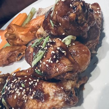The Globe Pub - Buffalo & Korean Chicken Wings - Sports Bars Near Me - Chicago, Illinois