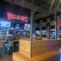 Walk-On’s Sports Bistreaux - Inside