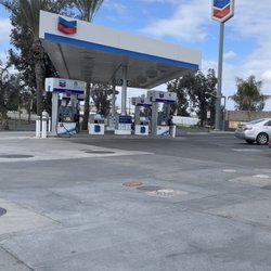 Galleria Chevron & King's Liquor - Lot has space for RVs/travel trailers!