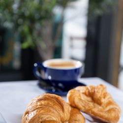 Arelys French Bakery - Croissant et latte