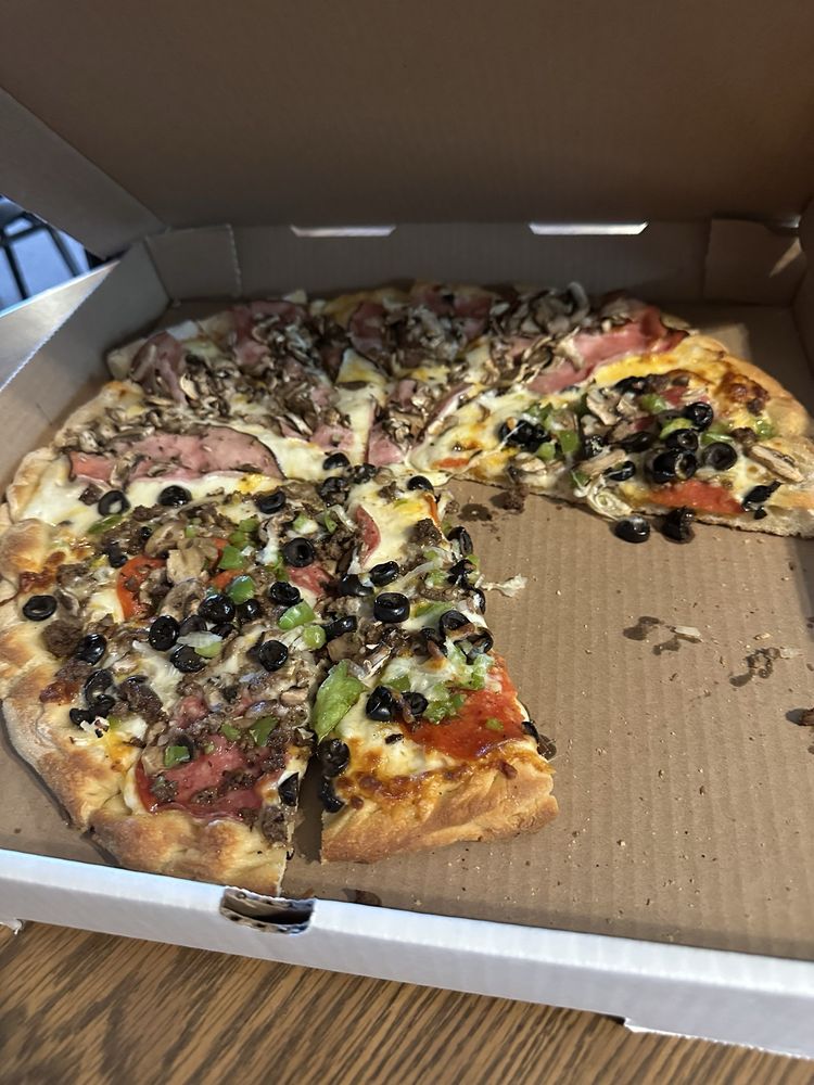 Eagle's Nest Pizza Logo