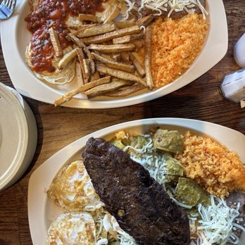 El Duranguito - Huevos rancheros y chilaquiles con bistec - Mexican Near Me - Maywood, Illinois El Duranguito - Huevos rancheros y chilaquiles con bistec - Mexican Near Me - Maywood, Illinois