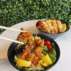 Presotea & Poke Zen Westbury - Collection Jardin: Repas Poulet Karaage (devant) et Ebi Tempura.

Garden Collection: Karaage Chicken Meal (front) and Ebi Tempura.