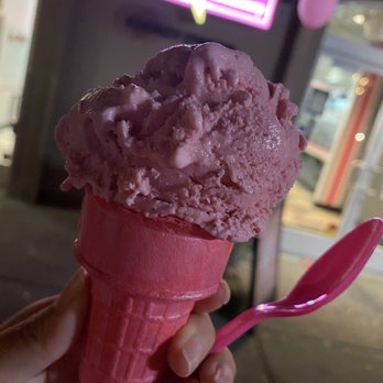 Campbell Creamery - Strawberry Single Scoop [pinky errrrythang for our little princess] - Ice Cream & Frozen Yogurt Near Me - Campbell, California