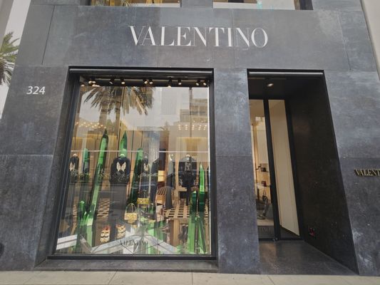 Valentino by null