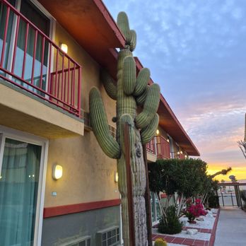 California Inn - Desert atmosphere - Hotels Near Me - Barstow, California California Inn - Desert atmosphere - Hotels Near Me - Barstow, California