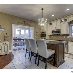 Melissa Dowson Vorreyer Sales Team - Custom built home, just south of Springfield!