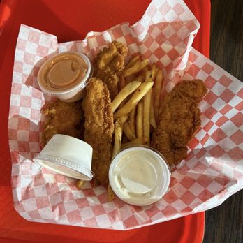 Henrie's Drive-In - 4 piece chicken Strip basket. - American Near Me - Panguitch, Utah