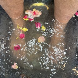Salon P & T - Soaking tub with fresh rose pedals