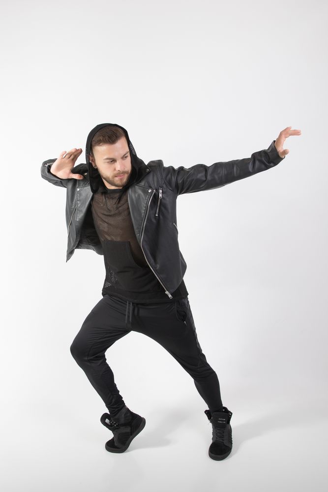 DeLeon Dance & Fitness Logo