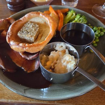 Three Magpies - Sunday roast with Yorkshire pudding that was hard as a rock. - Pubs Near Me - Hounslow, XGL Three Magpies - Sunday roast with Yorkshire pudding that was hard as a rock. - Pubs Near Me - Hounslow, XGL