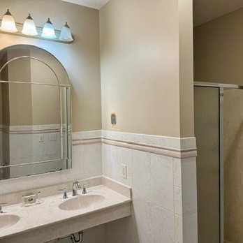 Fort Harrison State Park Inn - The bathroom is a little dated, but serviceable. - Hotels Near Me - Indianapolis, Indiana