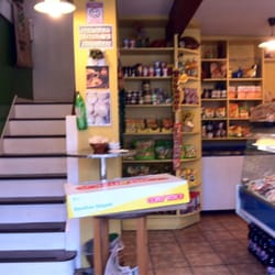 Pau Brasil - Counter showing Brazilian and Portuguese produce