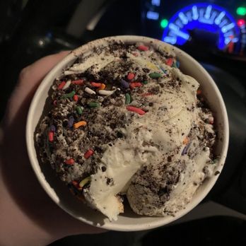 Cold Stone Creamery - Cheesecake Ice Cream with Oreos and rainbow sprinkles - Ice Cream & Frozen Yogurt Near Me - Las Vegas, Nevada