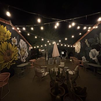 Fleur Noire Hotel - One of the outside sitting areas - Hotels Near Me - Palm Springs, California Fleur Noire Hotel - One of the outside sitting areas - Hotels Near Me - Palm Springs, California