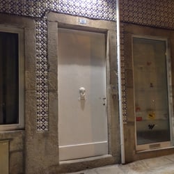 Fine Arts Guesthouse - Look for the big white door with lion
