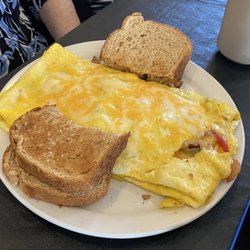 Ben's Restaurant & Bar - Cheese and pepper omelette with toast