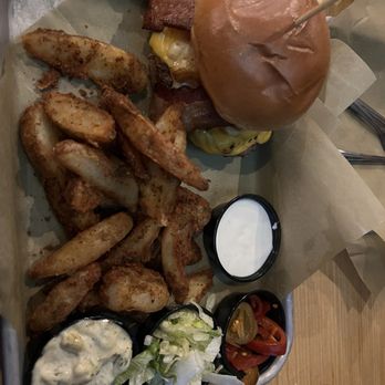 Buffalo Wild Wings - Mac and cheese burger. Asked for condiments on the side and Mac and cheese didn't even cover the meat patty - Sports Bars Near Me - Petaluma, California