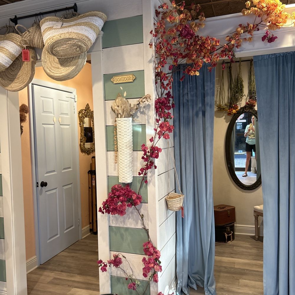 Patinaed & Co - Dressing rooms - Coffee & Tea Near Me - Cocoa, Florida