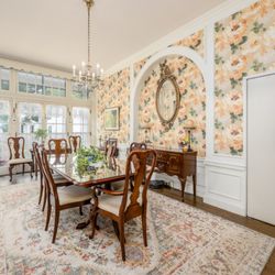 Elmdale Inn - Beautiful light filled dining room to enjoy a hot breakfast
