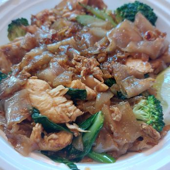 Aileen Thai - Pad See Ew with Chicken - Thai Near Me - New York, New York Aileen Thai - Pad See Ew with Chicken - Thai Near Me - New York, New York