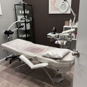 Modo Nail Bar - Lashes and brows room - Skin Care Near Me - Laurel, Maryland