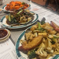 Chow mein cantonese (frente), res mongolian, pollo agridulce