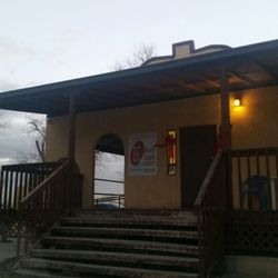 Dee's Barber Shop - Front of place